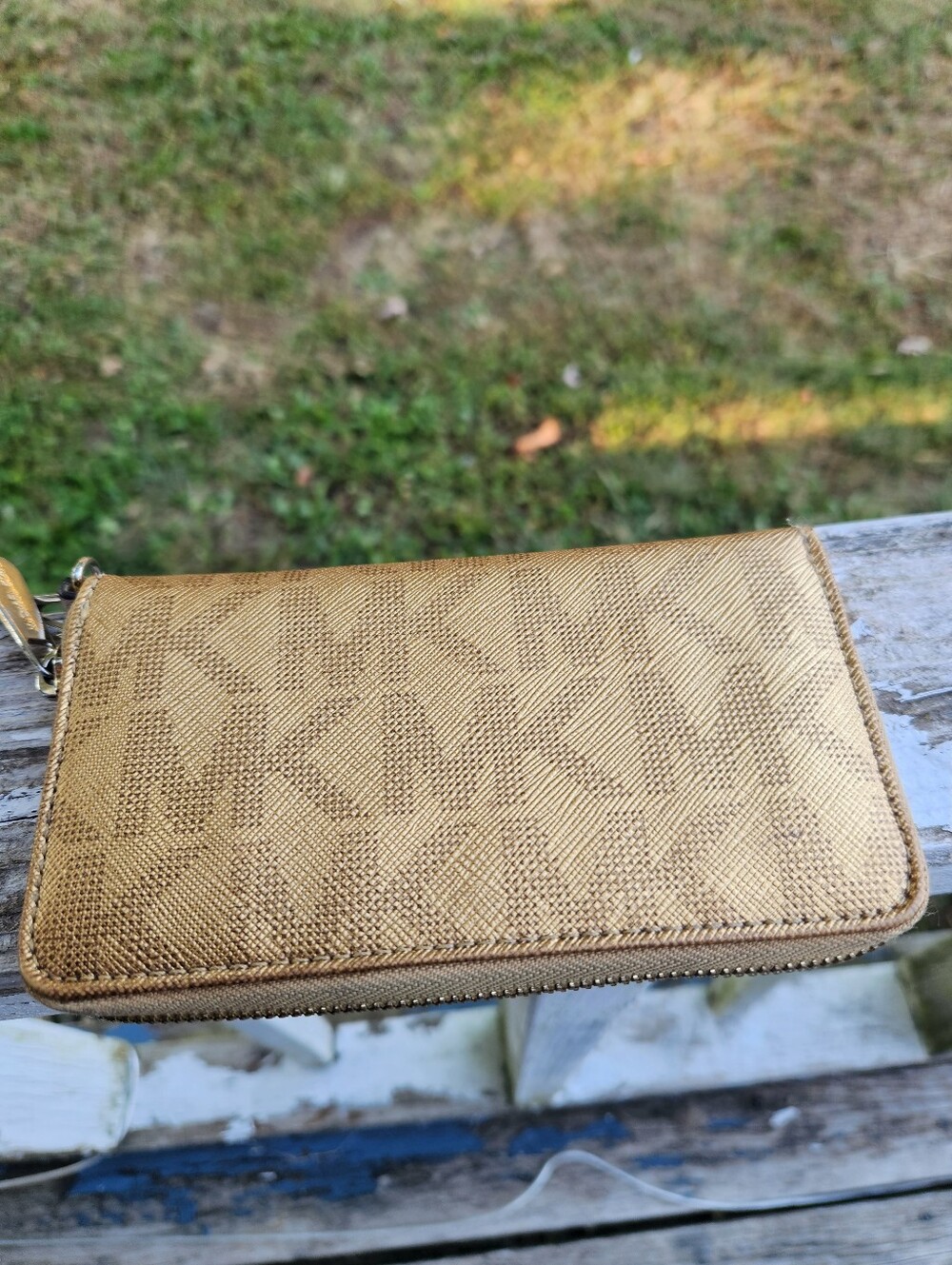 Michael Kors Fulton Gold Metallic Signature Zip Wristlet Waller Preloved - Picture 2 of 12